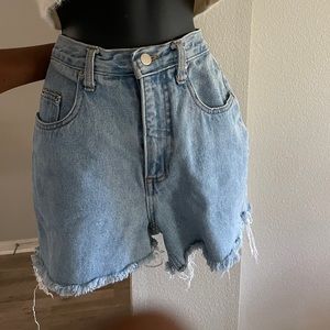 Super cute high waisted denim frayed shorts!!!